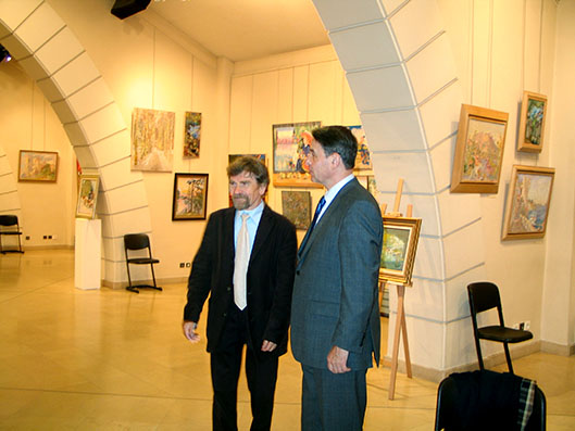 Дипломат Александр Алексеевич Авдеев с Никодаем Кузьминым на выставке художника в Версале.