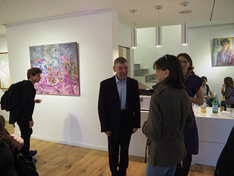 Николай Кузьмин присутствует на выставке и общается с посетителями