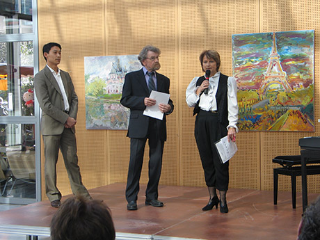Художник (в центре) представит свой жизненный и творческий путь посетителям вместе с владельцем галереи (справа от него) и директором медиатеки (слева от него).