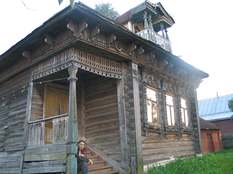 Дом Николая Кузьмина в Талынском, недалеко от Нижнего Новгорода, в 2004 году со своей дочерью Любой, сидящей на ступеньках.