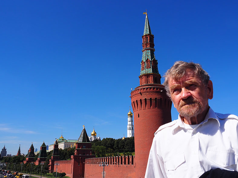 Художник перед Московским Кремлем в 2015 году, Москва - ЕГО город, архитектуру которого он очень ценит.